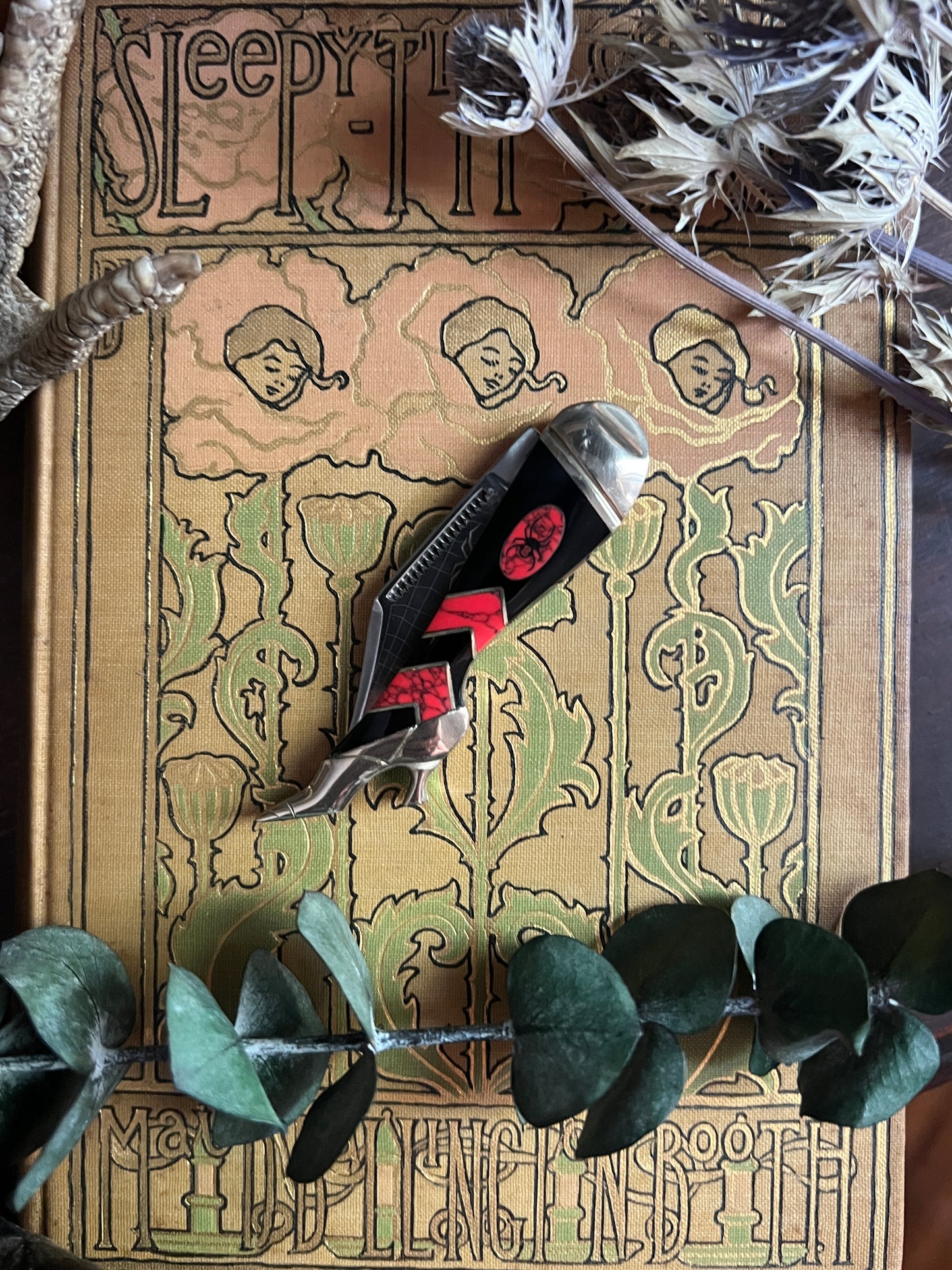 Black Widow Lady Leg Pocket Knife
