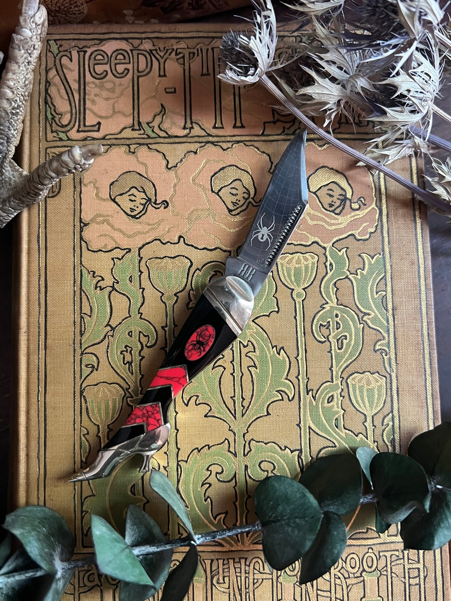 Black Widow Lady Leg Pocket Knife